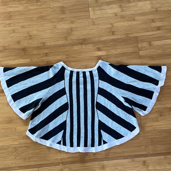 Kit and Ace flounce crop top. Size small. - Picture 3 of 3